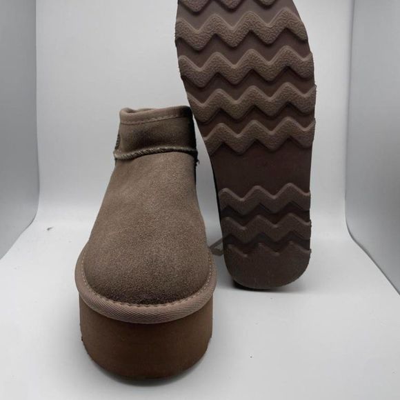 CUSHIONAIRE Women's COZY Genuine Suede pull on platform boot TAUPE 7.5 - Picture 6 of 6